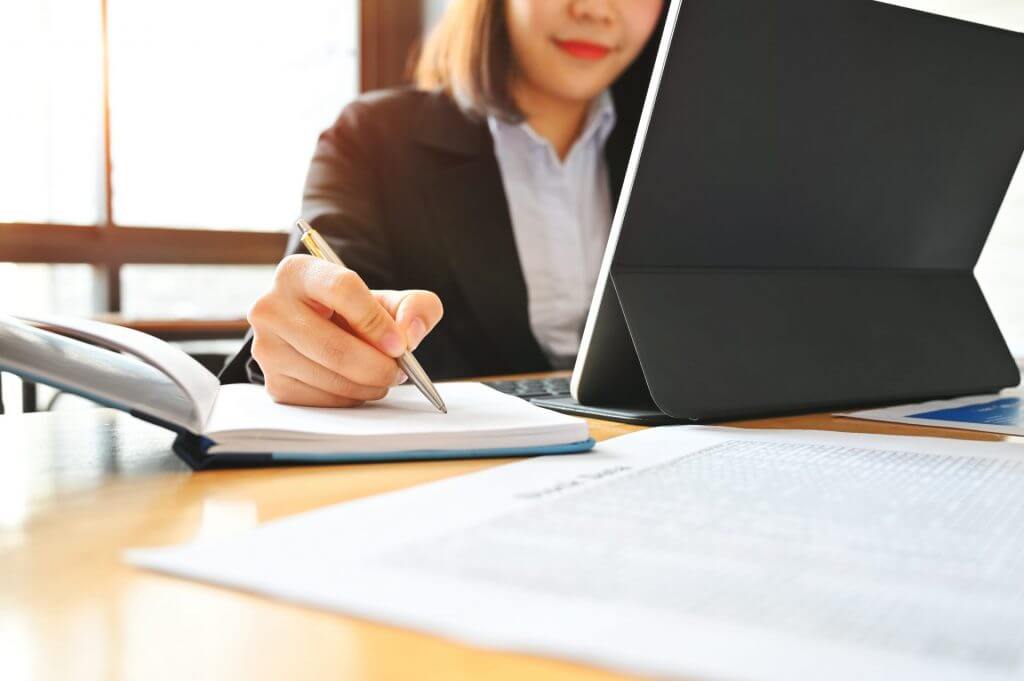 seo for ecommerce: 6 top tips for your strategy 2 businesswoman conducting an website audit.